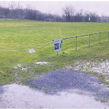Trostpflaster für den FCB? - Der Fussballlatz beim Waffenareal steht des Öfteren unter Wasser. Zahlreiche Trainingsausfälle beim FC Bremgarten sind die Folge. Bild: pd
