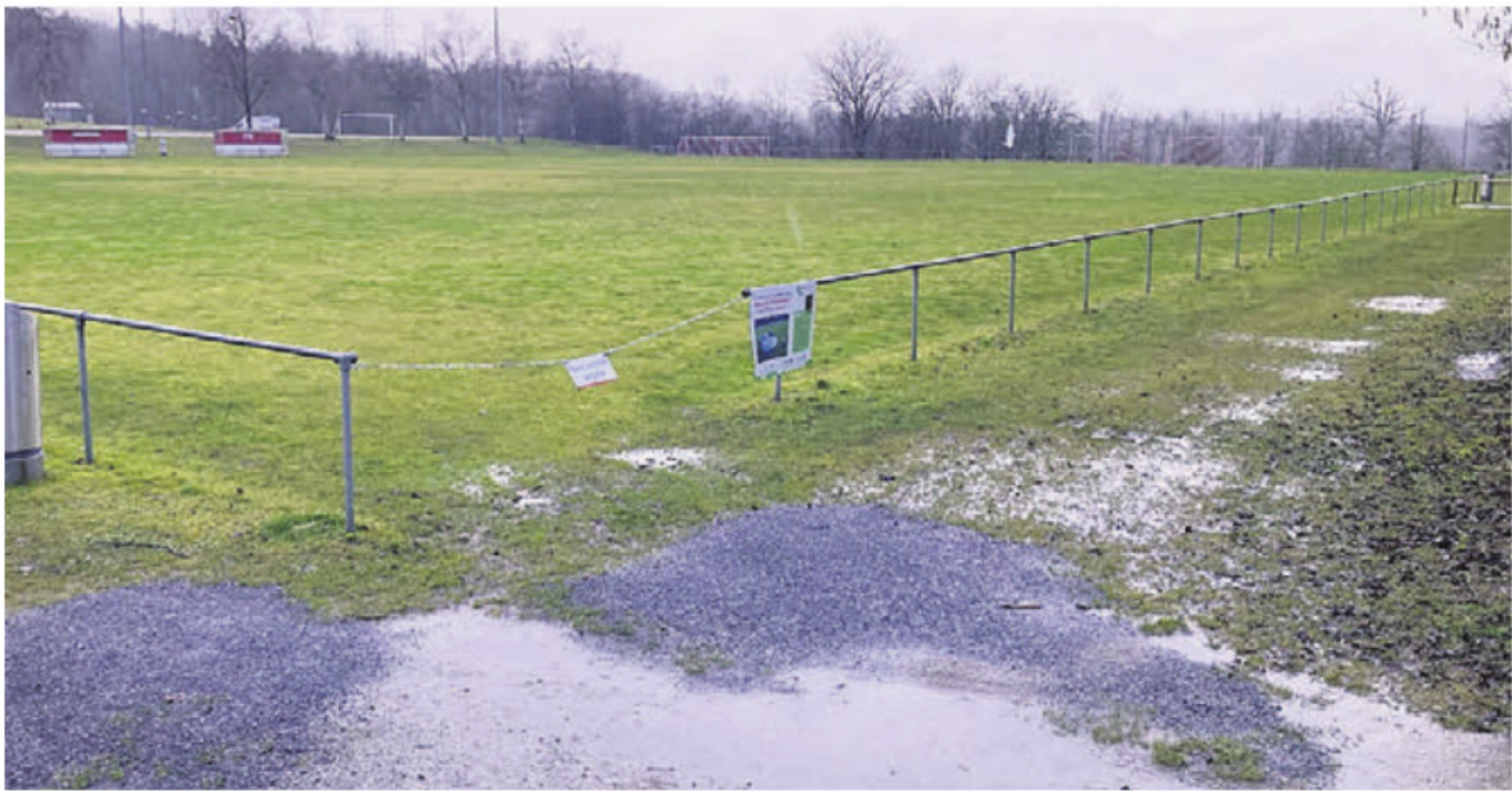 Der Fussballlatz beim Waffenareal steht des Öfteren unter Wasser. Zahlreiche Trainingsausfälle beim FC Bremgarten sind die Folge. Bild: pd - Das Bild wird blockiert. – Möglicherweise durch einen aktiven Adblocker.