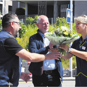 Nur die Rampe fehlt noch - Die Ladenleiterin Oberlunkhofen Michèle Schwegler erhält von Kurt Hunziker, Regionalleiter Verkauf der Volg Winterthur, einen Blumenstrauss für ihren grossartigen Einsatz. Michel Sigron, Bereichsleiter Verkauf, bedankte sich zuvor beim ganzen Team. Bilder: Verena Anna Wigger