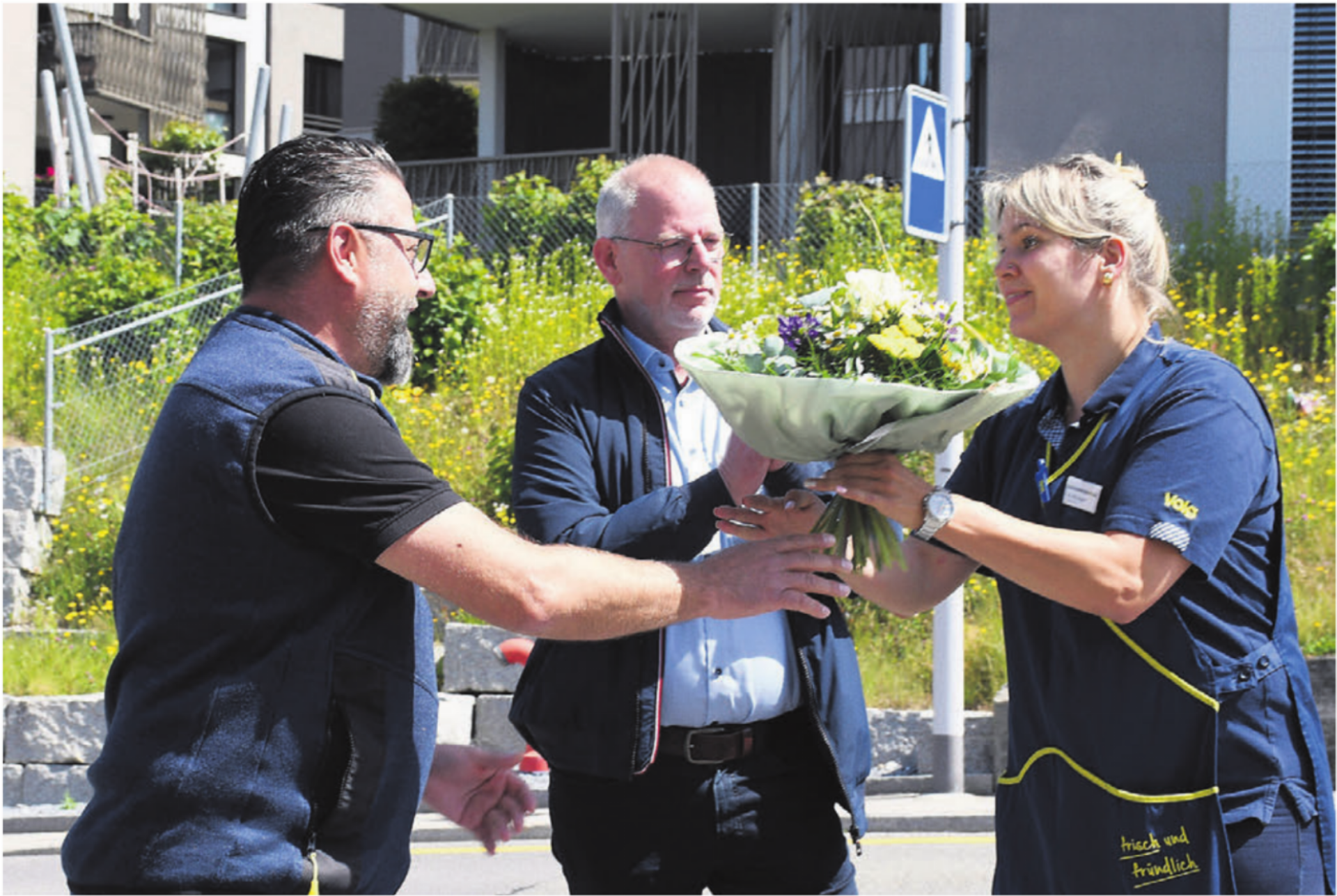 Die Ladenleiterin Oberlunkhofen Michèle Schwegler erhält von Kurt Hunziker, Regionalleiter Verkauf der Volg Winterthur, einen Blumenstrauss für ihren grossartigen Einsatz. Michel Sigron, Bereichsleiter Verkauf, bedankte sich zuvor beim ganzen Team. Bilder: Verena Anna Wigger - Das Bild wird blockiert. – Möglicherweise durch einen aktiven Adblocker.