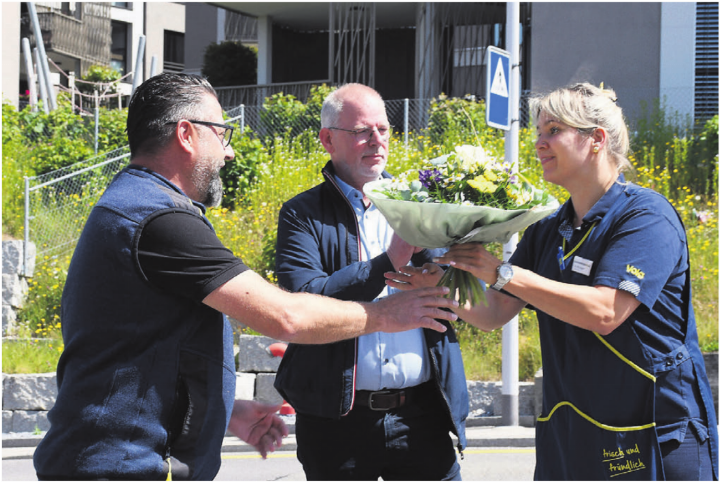 Die Ladenleiterin Oberlunkhofen Michèle Schwegler erhält von Kurt Hunziker, Regionalleiter Verkauf der Volg Winterthur, einen Blumenstrauss für ihren grossartigen Einsatz. Michel Sigron, Bereichsleiter Verkauf, bedankte sich zuvor beim ganzen Team. Bilder: Verena Anna Wigger