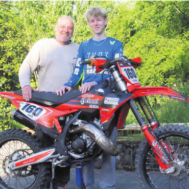 Familie mit Motorsport-Herz - Sven Wiederkehr (rechts) lebt, seit er sechs Jahre alt ist, für den Motorsport. Vater Daniel (links) und Mutter Barbara unterstützen ihn, wo sie nur können. Bild: Josip Lasic