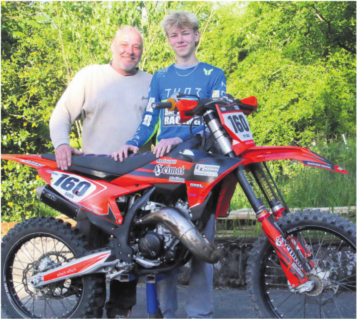 Sven Wiederkehr (rechts) lebt, seit er sechs Jahre alt ist, für den Motorsport. Vater Daniel (links) und Mutter Barbara unterstützen ihn, wo sie nur können. Bild: Josip Lasic