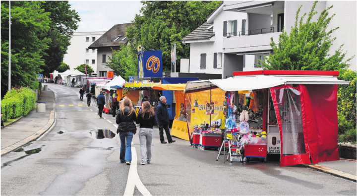 Das gab ein tristes Bild ab: Die Marktstände durften nur noch auf einer Strassenseite der Bünzstrasse aufgestellt werden.
Bilder: Monica Rast