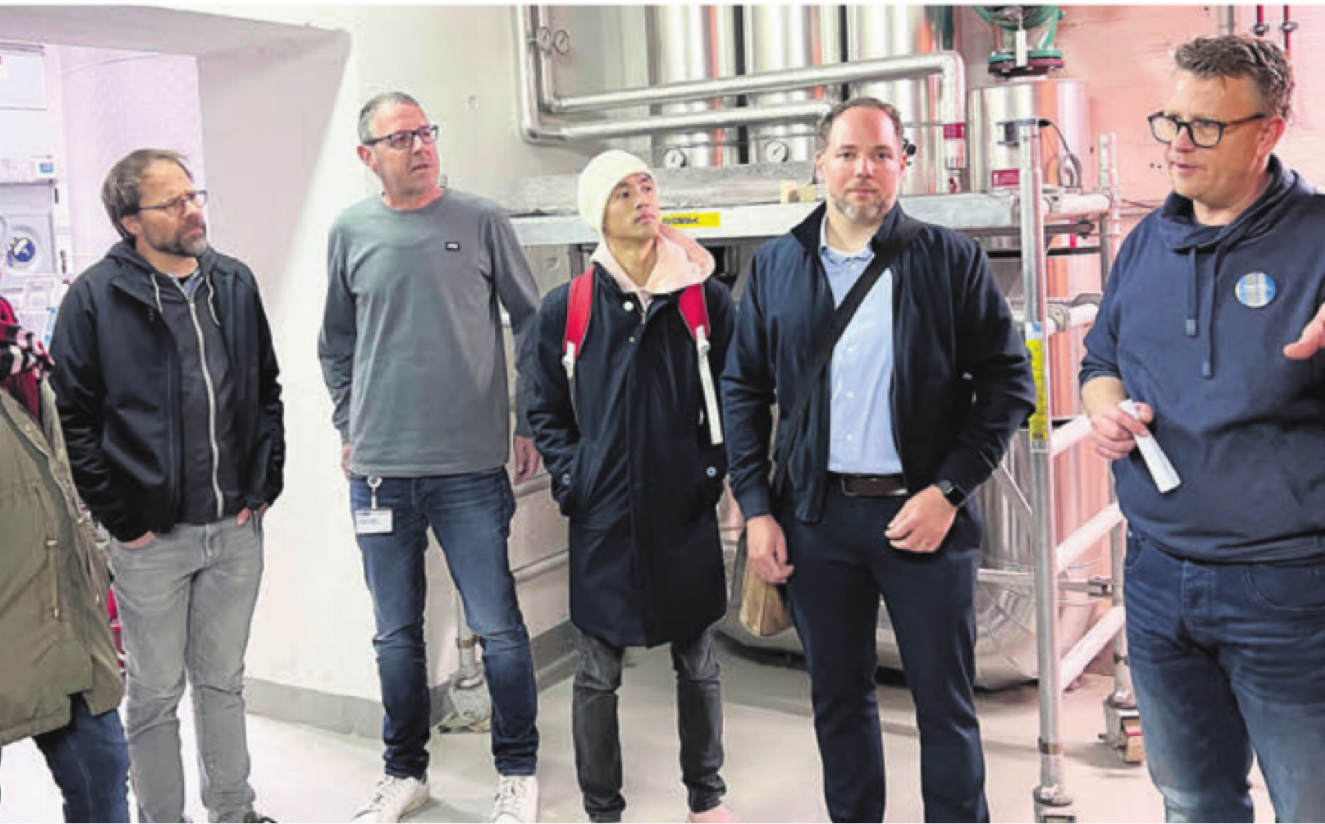 Spannende Eindrücke in die Energieversorgung bot Roger Wyss (rechts) vom Technischen Dienst der Pflegi. Bild: zg - Das Bild wird blockiert. – Möglicherweise durch einen aktiven Adblocker.