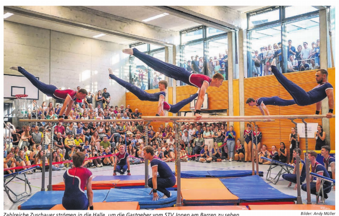 Zahlreiche Zuschauer strömen in die Halle, um die Gastgeber vom STV Jonen am Barren zu sehen. Bilder: Andy Müller Zahlreiche Zuschauer strömen in die Halle, um die Gastgeber vom STV Jonen am Barren zu sehen. Bilder: Andy Müller