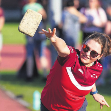 Mehr als ein Fest - Eine der insgesamt 103 Darbietungen, die am diesjährigen Freiämtercup zu sehen waren, war der Auftritt des STV Bremgarten im Steinstossen.