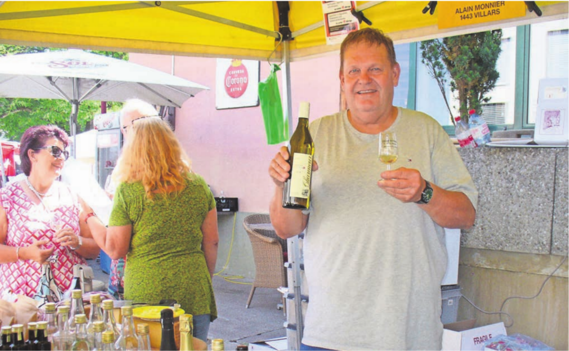 Prosit! Alain Monnier präsentiert stolz sein Sortiment an Eigenbauweinen und weiteren köstlichen Spezialitäten aus der Romandie. Seit 25 Jahren bietet er diese am Bremgarter Pfingstmarkt feil.    Bilder: Alphonse Hauser - Das Bild wird blockiert. – Möglicherweise durch einen aktiven Adblocker.