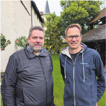 Fest von dicken Freunden - Der derzeitige Hømzgø-Präsident Walter Stierli (das Amt wechselt jeweils im Jahresturnus) und der momentane Hømzgø-Kassier Patrik Senn am Ort, wo das Fest in gut einer Woche gefeiert wird. Die Familie Guyer stellt dafür teilweise den Schlössligarten hinter der alten Stadtmauer zur Verfügung.    Bilder: Marco Huwyler / zg
