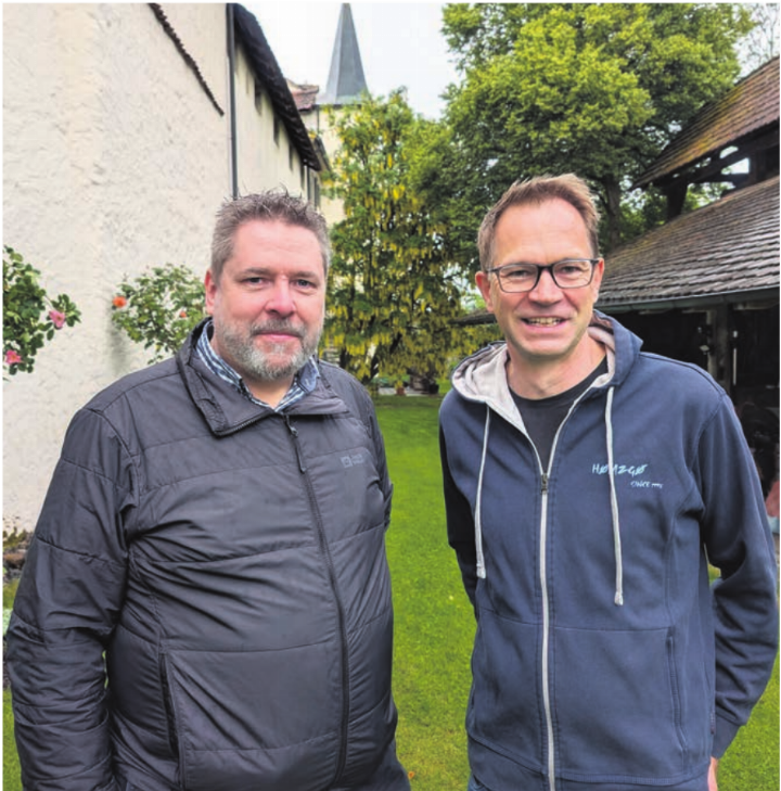Der derzeitige Hømzgø-Präsident Walter Stierli (das Amt wechselt jeweils im Jahresturnus) und der momentane Hømzgø-Kassier Patrik Senn am Ort, wo das Fest in gut einer Woche gefeiert wird. Die Familie Guyer stellt dafür teilweise den Schlössligarten hinter der alten Stadtmauer zur Verfügung.    Bilder: Marco Huwyler / zg