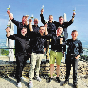 Fest von dicken Freunden - Der Verein «Hømzgø» stösst an auf 30 Jahre: (Unten von links) Weltsch Stierli, Patrik Senn, Christoph Müller, Alex Leuch. (Oben von links) Stephan Troxler, Herbert Stettler, Giovanni Ming, Markus Locher. Allesamt sind sie in Bremgarten aufgewachsen. Heute lebt noch die Hälfte hier. Verankert im Städtli bleiben indes alle.