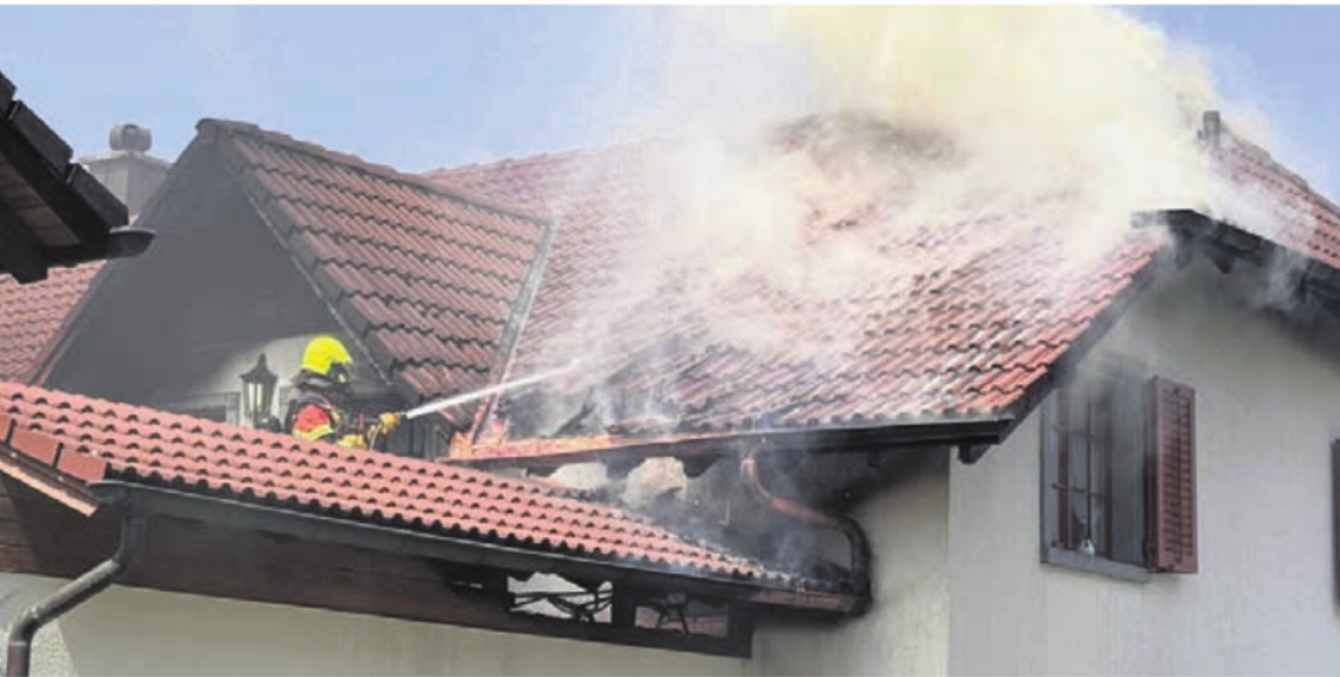 Die Feuerwehr konnte den Brand rasch unter Kontrolle bringen.    Bild: pz - Das Bild wird blockiert. – Möglicherweise durch einen aktiven Adblocker.