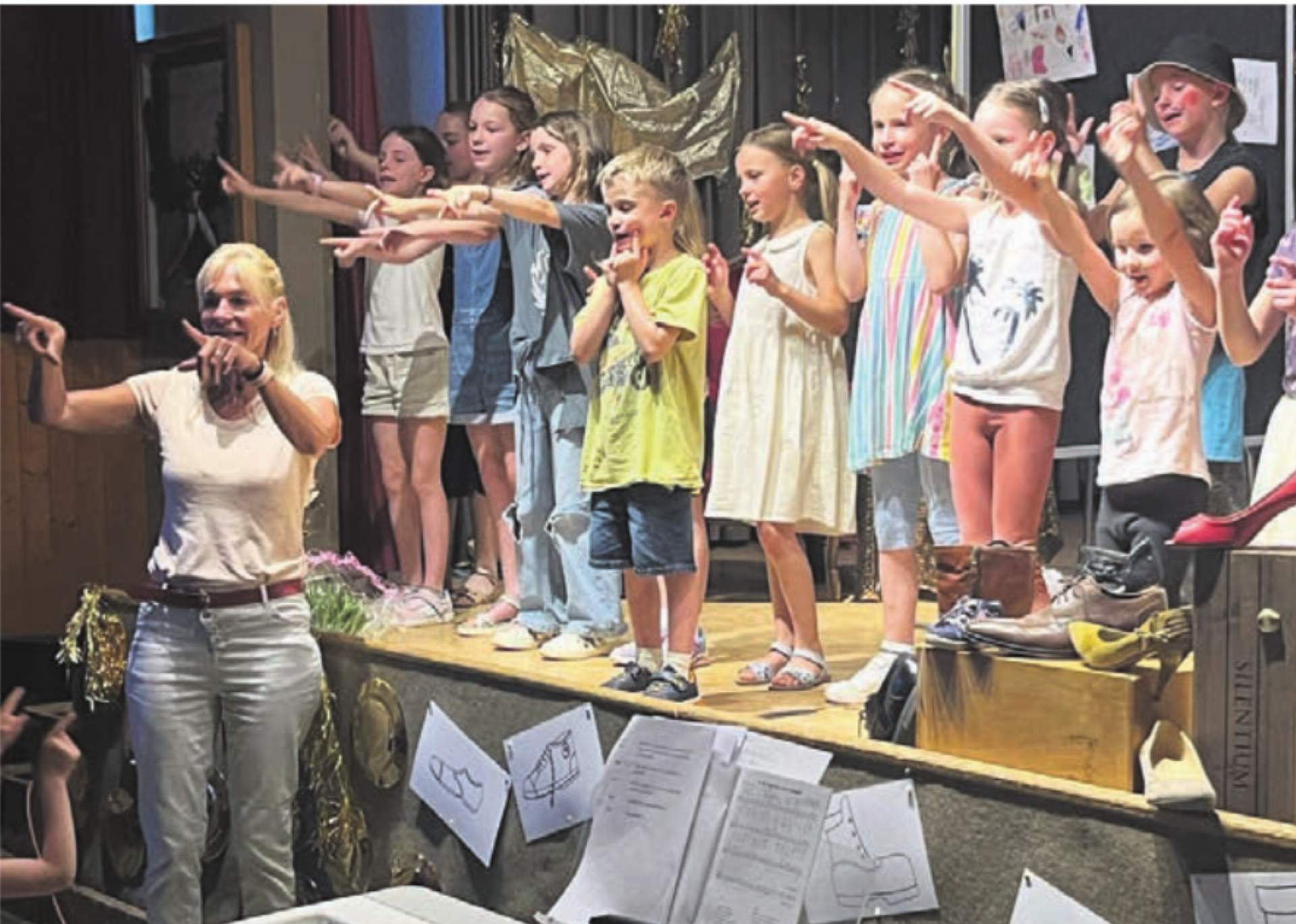 Ein letztes Mal führte Brigitte Koch mit den Kids ein Musical auf. Der tosende Applaus am Schluss war die verdiente Würdigung für ihr 12 Jahre dauerndes Engagement als Kinderchorleiterin.    Bild: zg - Das Bild wird blockiert. – Möglicherweise durch einen aktiven Adblocker.