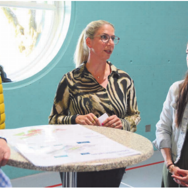Ruhe nach dem Sturm? - Gemeinde-Vizepräsidentin Nicole Lanz (links) und Schulleiterin Vanessa Widmer stellen sich den Fragen der Bürger zur geplanten Schulhaussanierung. Dies war eines von vier Themen, die am ersten Politapéro behandelt wurden.    Bild: Chregi Hansen