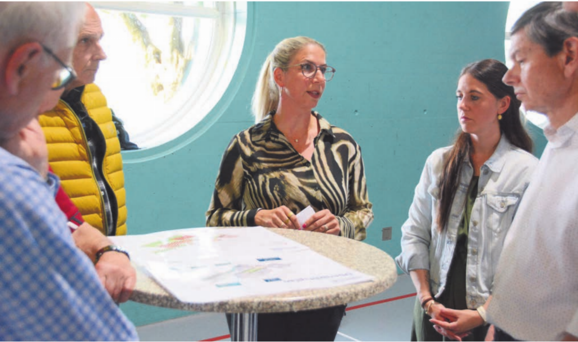 Gemeinde-Vizepräsidentin Nicole Lanz (links) und Schulleiterin Vanessa Widmer stellen sich den Fragen der Bürger zur geplanten Schulhaussanierung. Dies war eines von vier Themen, die am ersten Politapéro behandelt wurden.    Bild: Chregi Hansen - Das Bild wird blockiert. – Möglicherweise durch einen aktiven Adblocker.