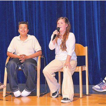 Der «Flashmob» als Lieblingsszene - Beim Film-Talk, von links: Karin Buess (Mansarde-Team), Aaron Kurmann (Darsteller) und Selma Trost (Darstellerin, aus Muri) sowie Regisseurin Natascha Beller. Bild: Thomas Stöckli