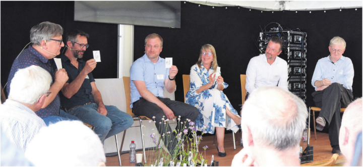 Noten für die Reusstalsanierung, von links: Moderator Reto Holzgang, Ralf Bucher (Geschäftsführer Bauernverband), Nicolas Bircher (Abteilung Landschaft und Gewässer), Karin Koch Wick (Stiftung Reusstal), Marc Ritter (AEW Energie AG) und Peter Hochuli (Gemeindeammann Unterlunkhofen). Bild: Annemarie Keusch