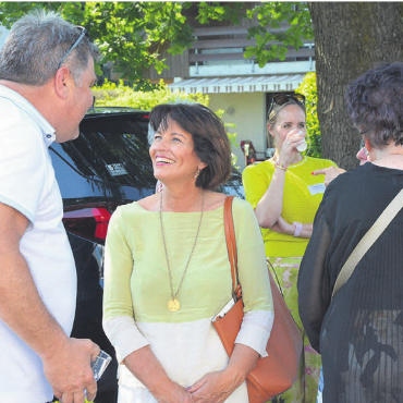 Mit ganz grossem Respekt - Auch Alt-Bundesrätin Doris Leuthard gehörte zur illustren Gästeschar in Rottenschwil. Bilder: Annemarie Keusch