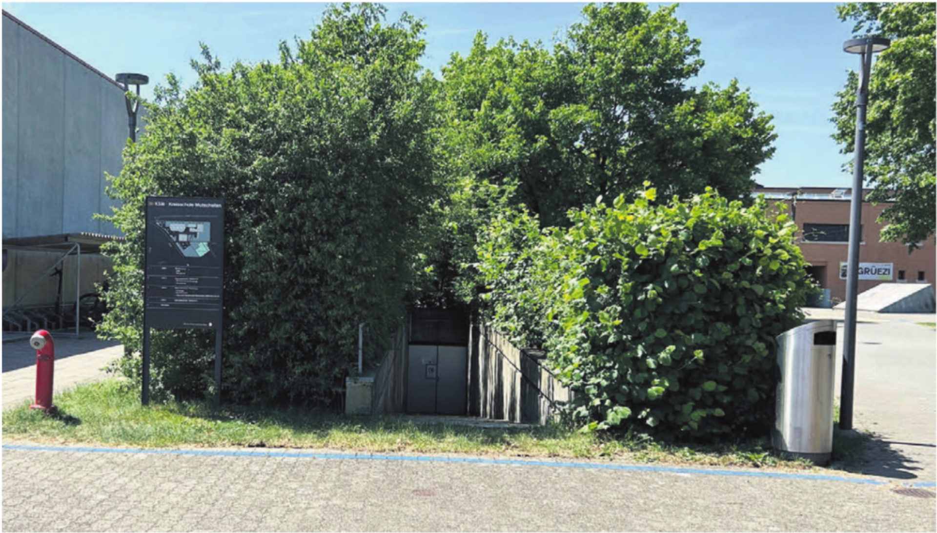 Die mögliche Notunterkunft für Asylsuchende unterhalb der Schulanlage der KSM sorgt für Besorgnis. Der Kanton hält fest, dass es sich derzeit um eine reine Abklärung handelt. Die Verbandsgemeinden der Kreisschule Mutschellen sehen den Standort als ungeeignet und sind gegen eine mögliche Nutzung als Notunterkunft. - Das Bild wird blockiert. – Möglicherweise durch einen aktiven Adblocker.