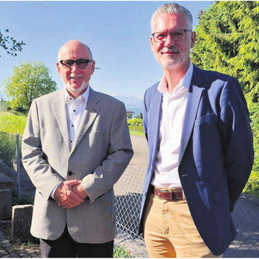 Handeln, bevor es brennt - Georges Rey (links) ist Präsident der Kirchenpflege Oberwil-Lieli und Vorsitzender der Projektgruppe Zusammenschluss der Kirchgemeinden im Pastoralraum am Mutschellen. Er und Pastoralraumleiter Michael Jablonowski sind überzeugt, dass ein Zusammenschluss der drei Kirchgemeinden vor allem Vorteile bringt.Bild: Roger Wetli