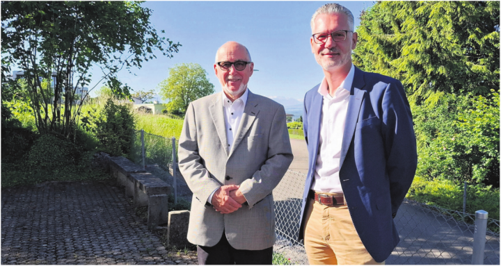 Georges Rey (links) ist Präsident der Kirchenpflege Oberwil-Lieli und Vorsitzender der Projektgruppe Zusammenschluss der Kirchgemeinden im Pastoralraum am Mutschellen. Er und Pastoralraumleiter Michael Jablonowski sind überzeugt, dass ein Zusammenschluss der drei Kirchgemeinden vor allem Vorteile bringt.Bild: Roger Wetli