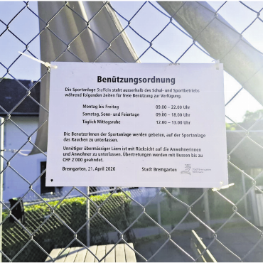 Wirbel um Verbotsschild - Ein kleines Schild mit grosser Wirkung. Innert kürzester Zeit war es Gesprächsthema Nummer eins im jüngsten Bremgarter Stadtteil. Bild: zg