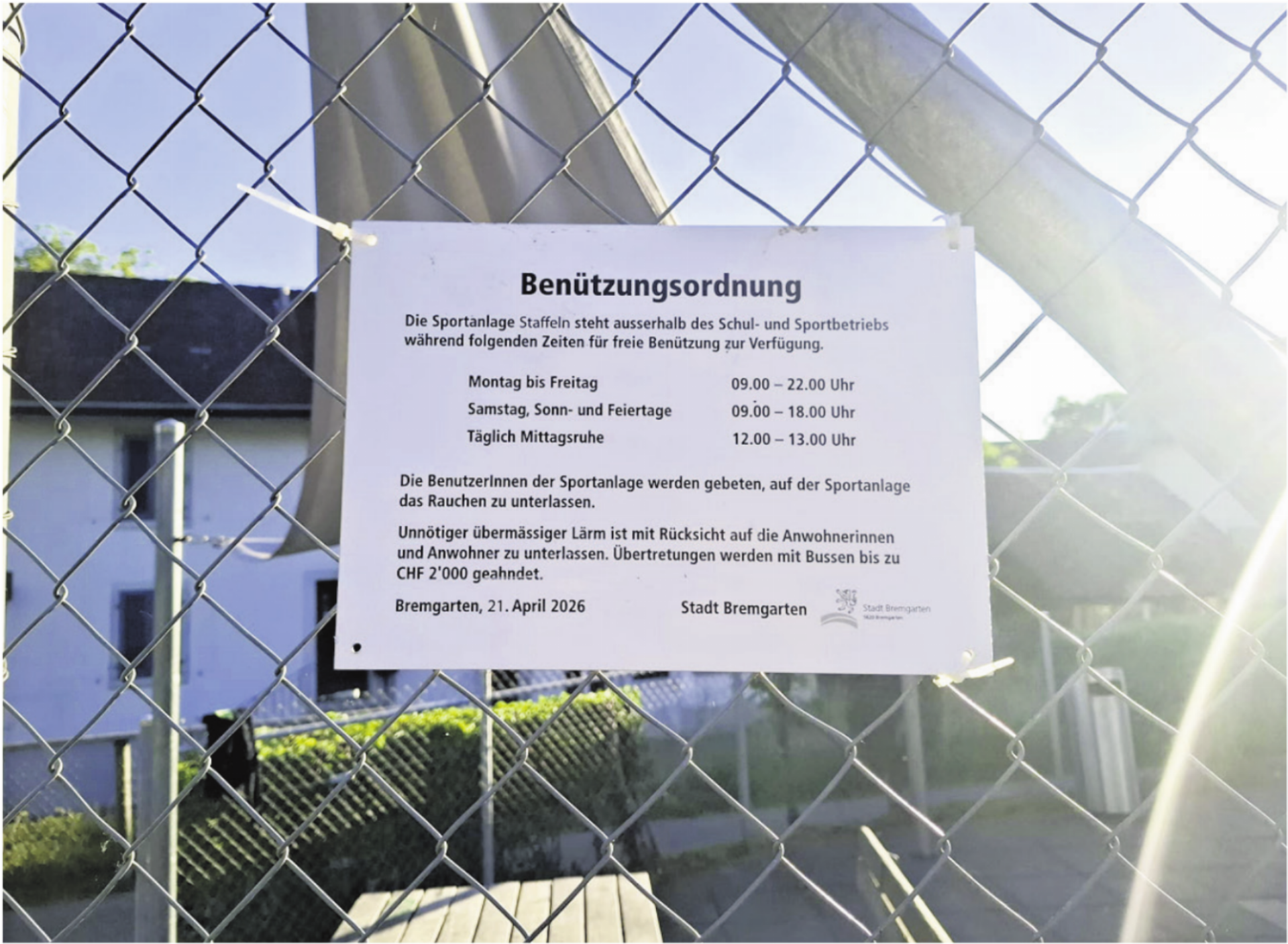 Ein kleines Schild mit grosser Wirkung. Innert kürzester Zeit war es Gesprächsthema Nummer eins im jüngsten Bremgarter Stadtteil. Bild: zg - Das Bild wird blockiert. – Möglicherweise durch einen aktiven Adblocker.