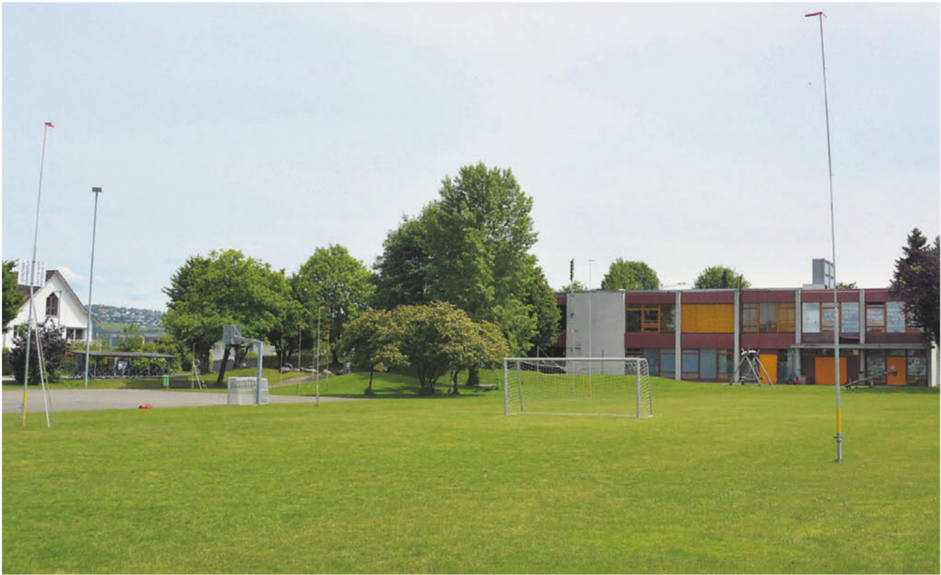 Der Schulhausneubau wird angrenzend an das bestehende Schulhaus Lohren auf der Fussballwiese gebaut. Bild: Roger Wetli - Das Bild wird blockiert. – Möglicherweise durch einen aktiven Adblocker.