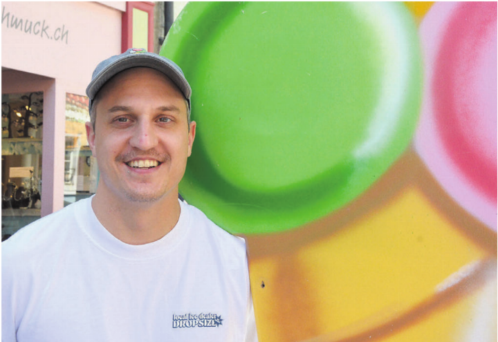 Gelati auf der Mütze, auf dem T-Shirt und im Signet – Manuel Staubli ist mit seiner Gelateria neu auch in Wohlen präsent.