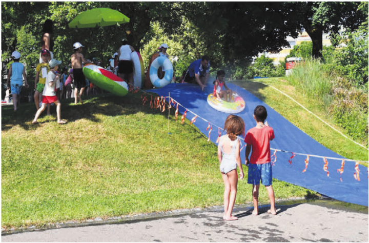 Die Rutsche ist bei den Kids heiss begehrt.