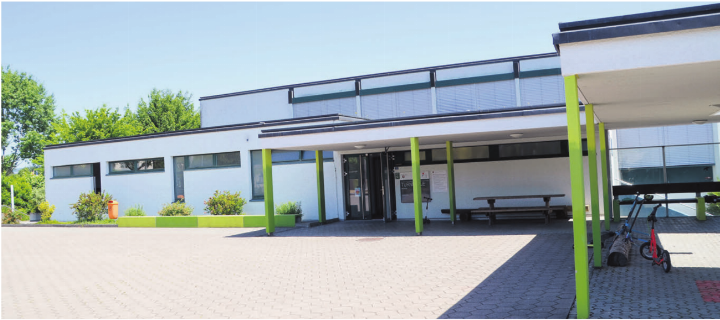 Bei der Turnhalle Aristau besteht Handlungsbedarf. Als Entscheidungsgrundlage für das weitere Vorgehen sollen nun verschiedene Optionen geprüft werden. Bild: Thomas Stöckli