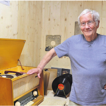 Geselligkeit und gelebte Tradition - Musik gefällig? Alfred Haegi zeigt ein Radio aus der Sammlung.