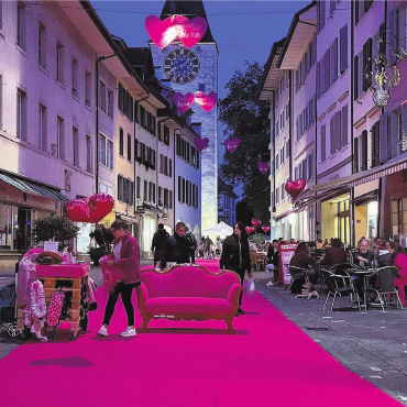 Models in der Marktgasse - Am 12. und 13. Juni erstrahlt die Bremgarter Altstadt erneut in Pink – und lädt zu Talk und Modeschau. 
Bild: Archiv
