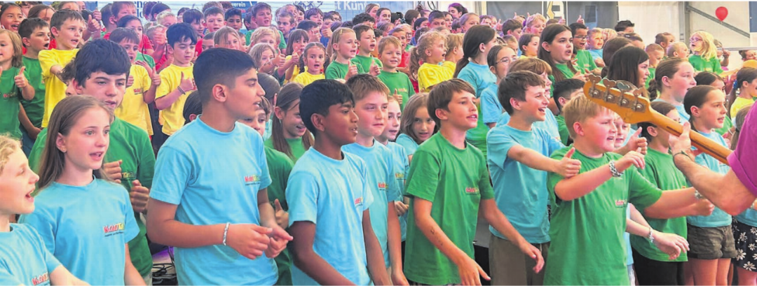 Die Jugend wurde in Künten gefeiert. Mit der Uraufführung ihres Küntener Lieds sorgten die Kids für Stimmung – und einen Ohrwurm, der das ganze Wochenende nachhallte. Bilder: Sabrina Salm / zg (1) Die Jugend wurde in Künten gefeiert. Mit der Uraufführung ihres Küntener Lieds sorgten die Kids für Stimmung – und einen Ohrwurm, der das ganze Wochenende nachhallte. Bilder: Sabrina Salm / zg (1)