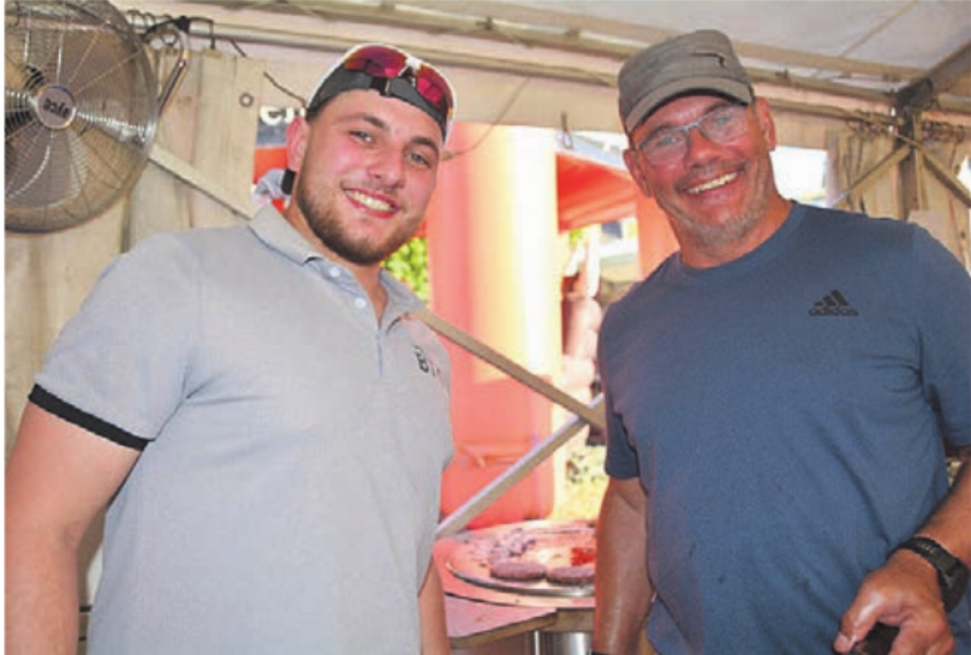 Glänzen nicht nur im Bob, sondern auch am Grill: Bobsportler Nils Reich (links) und sein Vater Christian. Glänzen nicht nur im Bob, sondern auch am Grill: Bobsportler Nils Reich (links) und sein Vater Christian.