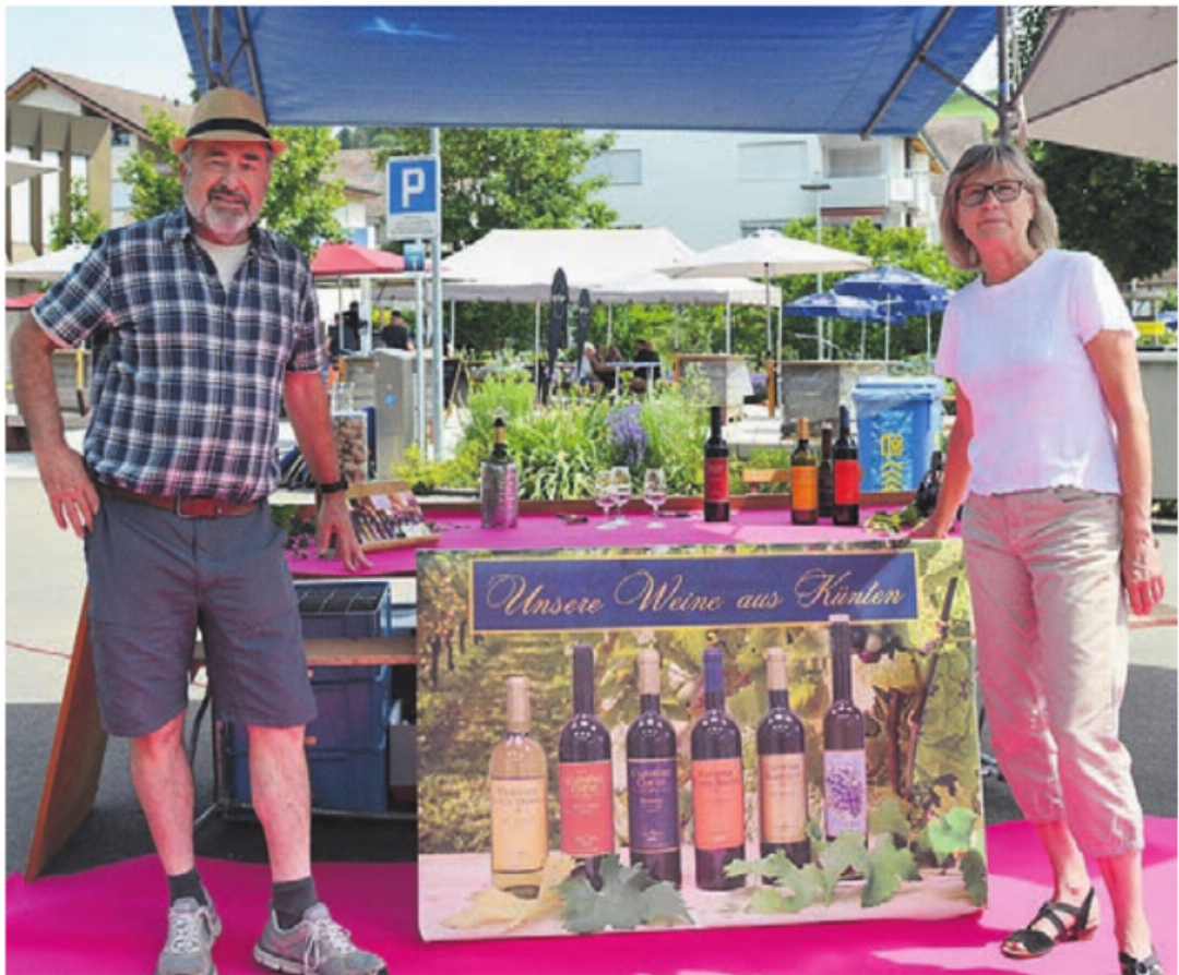 Auf dem Dorf-Märt zeigte sich die lokale Verankerung. Für Fritz und Susi Kohler von Kohler Weine war die Teilnahme Ehrensache. Auf dem Dorf-Märt zeigte sich die lokale Verankerung. Für Fritz und Susi Kohler von Kohler Weine war die Teilnahme Ehrensache.