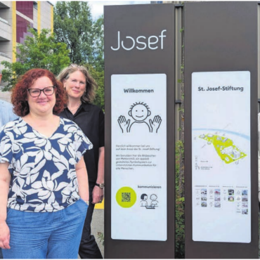 Allen den Weg weisen - Stolz auf ihr Werk (von links): Thomas Bopp (Stiftungsleiter), Alexandra Günter (Wohngruppenleiterin), Mirjam Hegenbarth (Kommunikation), Marcel Heeg (Projektleiter) und der beauftragte Axel Steinberger (Geschäftsleiter Integral) präsentieren einen von 25 neuen Wegweisern auf dem Stiftungsgelände. Sie sind Teil des Projekts Signaletik der St. Josef-Stiftung.   Bilder: Marco Huwyler