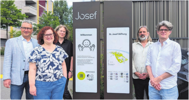 Stolz auf ihr Werk (von links): Thomas Bopp (Stiftungsleiter), Alexandra Günter (Wohngruppenleiterin), Mirjam Hegenbarth (Kommunikation), Marcel Heeg (Projektleiter) und der beauftragte Axel Steinberger (Geschäftsleiter Integral) präsentieren einen von 25 neuen Wegweisern auf dem Stiftungsgelände. Sie sind Teil des Projekts Signaletik der St. Josef-Stiftung. Bilder: Marco Huwyler Stolz auf ihr Werk (von links): Thomas Bopp (Stiftungsleiter), Alexandra Günter (Wohngruppenleiterin), Mirjam Hegenbarth (Kommunikation), Marcel Heeg (Projektleiter) und der beauftragte Axel Steinberger (Geschäftsleiter Integral) präsentieren einen von 25 neuen Wegweisern auf dem Stiftungsgelände. Sie sind Teil des Projekts Signaletik der St. Josef-Stiftung. Bilder: Marco Huwyler
