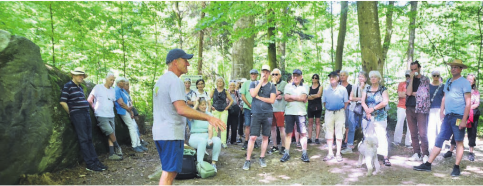 Förster Urs Huber (vorne) referiert bei den Gletscher-Findlingen über den Wald im Wandel.    Bild: Thomas Stöckli - Das Bild wird blockiert. – Möglicherweise durch einen aktiven Adblocker.