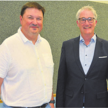 Genehmigung statt Überschreitung - Sie führten durch die meisten Traktanden der «Gmeind»: Gemeinderat Michael Gutknecht (links) und Gemeindepräsident Reto Bissig.    Bild: Roger Wetli