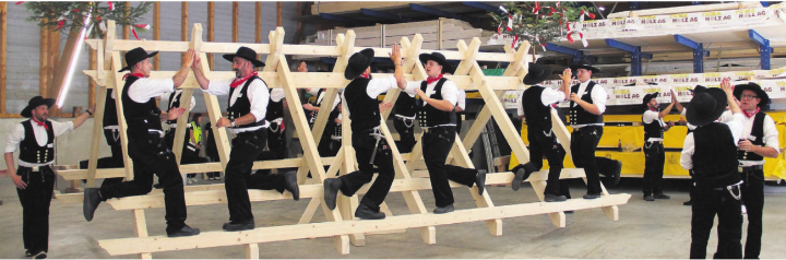 Volksfeststimmung beim traditionellen Zimmermann-Klatsch auf dem schwebenden Dachstuhl. Bilder: Patrick Fischer