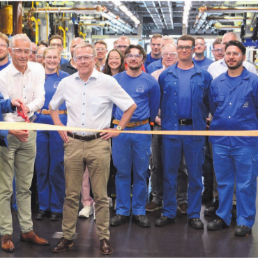 Ausbau in vollem Gang - Die neue Produktionsstrasse ist bereits in Betrieb und wird jetzt symbolisch im Beisein des gesamten Teams eingeweiht. Das Band durchschneiden (von links) Betriebsleiter Andreas Brüngger und die beiden Dottiker Gemeinderäte Patrick Keller und Roland Polentarutti, während Firmenboss Markus Blocher (ganz rechts) im Hintergrund bleibt.   Bild: Chregi Hansen