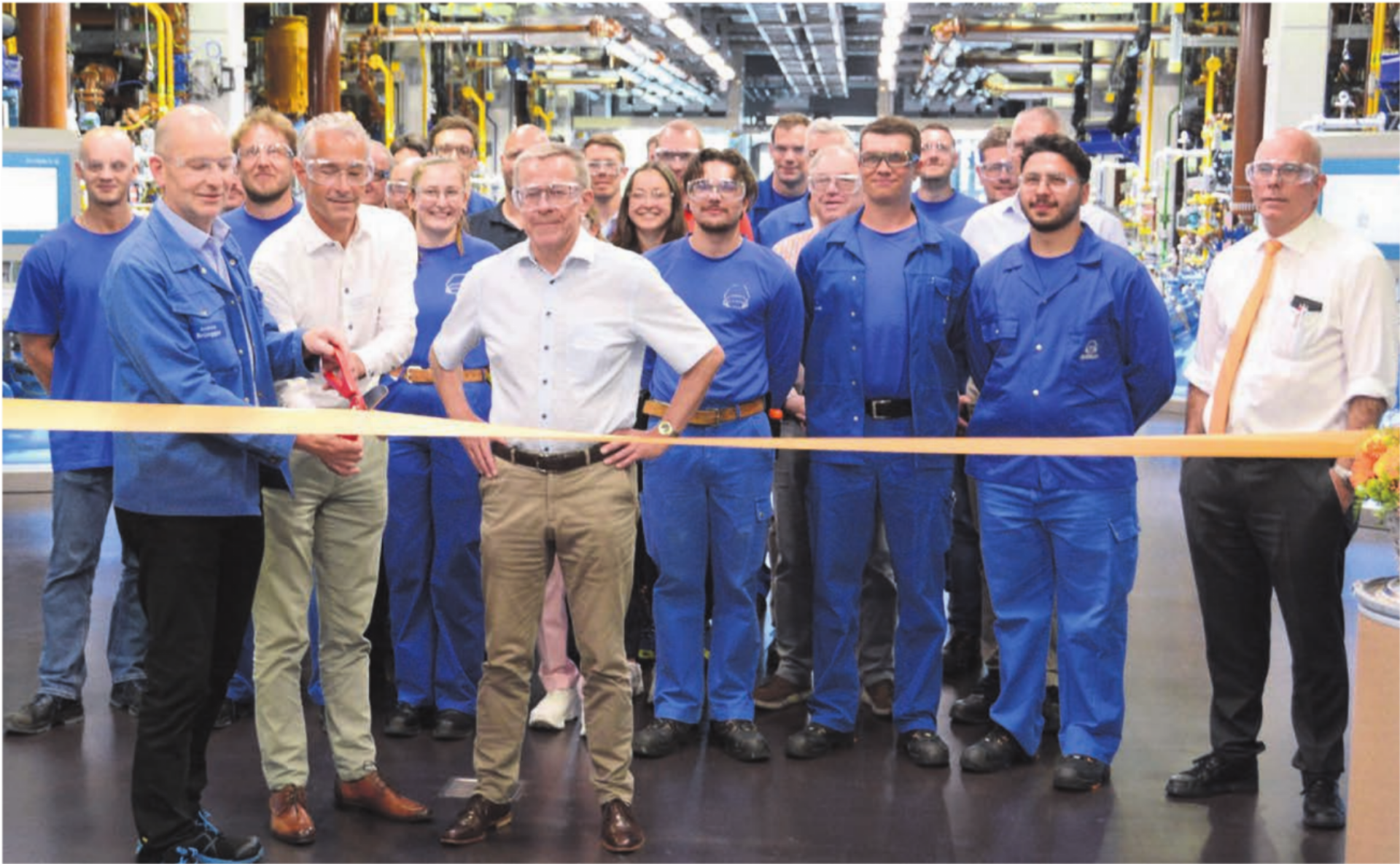 Die neue Produktionsstrasse ist bereits in Betrieb und wird jetzt symbolisch im Beisein des gesamten Teams eingeweiht. Das Band durchschneiden (von links) Betriebsleiter Andreas Brüngger und die beiden Dottiker Gemeinderäte Patrick Keller und Roland Polentarutti, während Firmenboss Markus Blocher (ganz rechts) im Hintergrund bleibt.   Bild: Chregi Hansen - Das Bild wird blockiert. – Möglicherweise durch einen aktiven Adblocker.