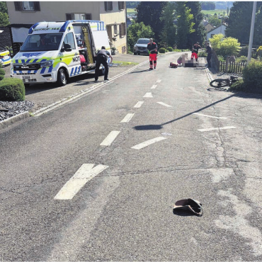 Schwere Kopfverletzungen - Ein Fahrradfahrer verlor die Kontrolle, stürzte und kollidierte mit einem Gartenzaun.    Bild: pz