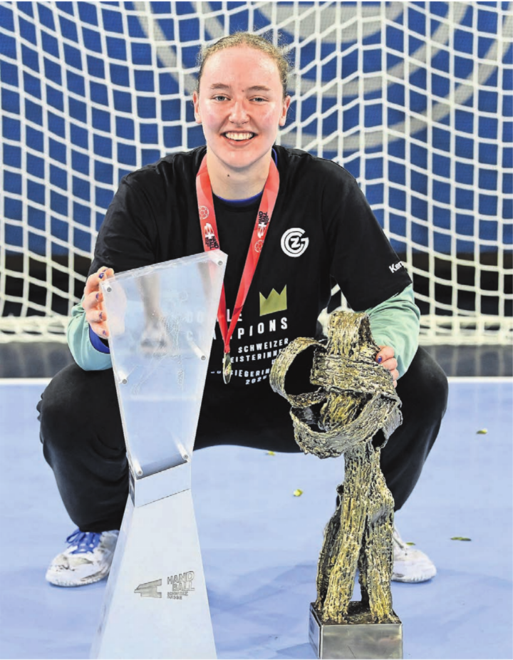 Zwei Pokale für zwei Titel. Seraina Kuratli mit Meister- und Cup-Trophäe. «Ein gutes Gefühl», meint die erst 19-jährige Torhüterin. Bild: Alexander Wagner Zwei Pokale für zwei Titel. Seraina Kuratli mit Meister- und Cup-Trophäe. «Ein gutes Gefühl», meint die erst 19-jährige Torhüterin. Bild: Alexander Wagner