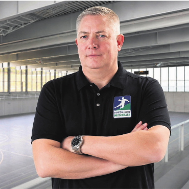 Aus Liebe für den Handball - Pitsch Müller in der Burkertsmatt-Halle. Der langjährige Präsident gibt das Amt nun ab in neue Hände. Bild: pd