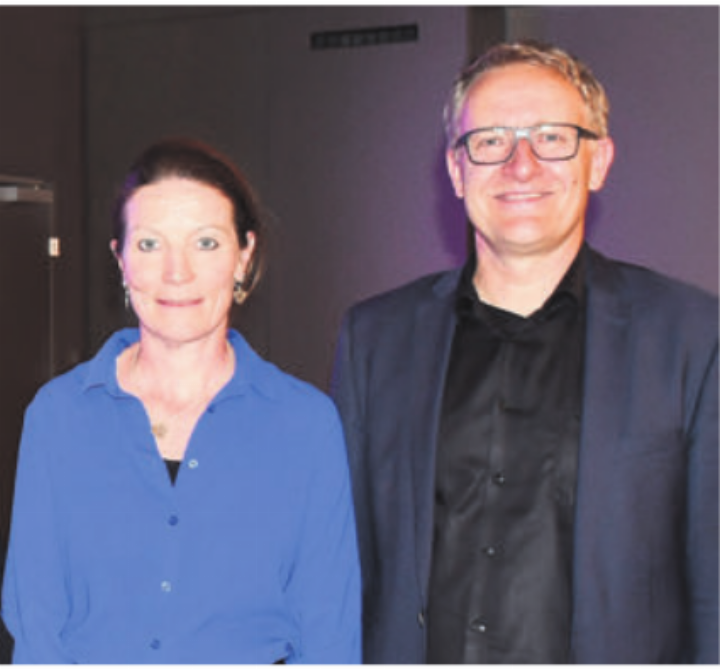 Präsidium und Verantwortung des Kesd übergeben: Arsène Perroud und die neue Präsidentin Natascha Brunold. Bild: dm