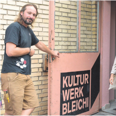 Reggae in seiner ganzen Pracht - Die Bleichi in Wohlen ist der erste Veranstaltungsort. Das Sabdariffa-OK, von links: David Meier, Ena Burger und Hauptinitiant Remo Hagenbuch. Bild: Annemarie Keusch