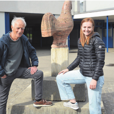 Ein Spirit über Generationen - Vor 90 Jahren wurde der Turnverein Rudolfstetten gegründet. Peter Oggenfuss und Lea Brem freuen sich über die gute Entwicklung des Vereins zum heutigen TSV Rudolfstetten / Volley Mutschellen. Der Verein zeigt gelebte Verbundenheit statt blosses Nebeneinander der Generationen.
Bilder: Sabrina Salm / zg