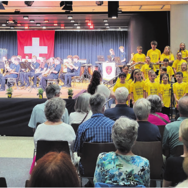 Auf der grossen Bühne bestanden - Die Brass Hoppers werden vom Kinderchor Villmergen gesanglich unterstützt. Bilder: str